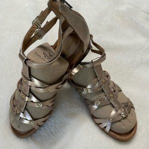 Clarks Artisian Gold Gladiator Sandal Size 7